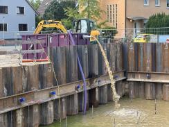Sedimentationscontainer der Saugbaggerung mit dem Räumgerät
