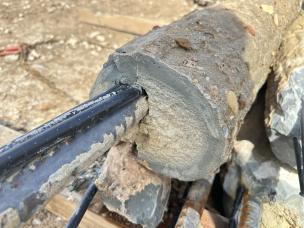 Aufbau der GEWI-Anker zur Sicherung der Sohle: Ankerstab, verfüllter Bohrkanal mit Verpressschläuchen, Verpresszone, Übergangszone zur Erde (von innen nach außen)