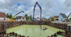 Einbau der Unterwasserbetonsohle in der Baugrube des Rückhaltebeckens unter Tauchereinsatz