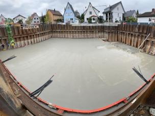 Baugrube fertig vorbereitet für den Fertigteileinbau