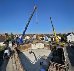 Einhub des ersten Betonfertigteils (UG-1 des Pumpwerkes, 84 t Gesamtgewicht) mit dem 700 t – Mobilkran