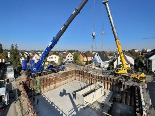 Drehen und Zwischenabsetzen des ersten Betonfertigteils des Pumpwerkes mit dem 700 t – Mobilkran