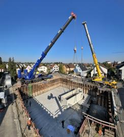 Drehen und Zwischenabsetzen des ersten Betonfertigteils des Pumpwerkes mit dem 700 t – Mobilkran