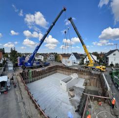 Eindrehen des zweiten Betonfertigteils (UG-1 des Pumpwerkes, 90 t Gesamtgewicht) mit dem 700 t - Mobilkran und dem 250 t Mobilkran im Tandemhub