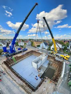 Einhub und Montage des zweiten Betonfertigteils auf dem Stampfbetonplanum   (UG-1 des Pumpwerkes, 90 t Gesamtgewicht) mit dem 700 t - Mobilkran und dem 250 t Mobilkran im Tandemhub