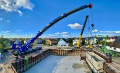 Montage des ersten Betonfertigteils auf dem UG-2 (UG-1 des Pumpwerkes, 90 t Gesamtgewicht) mit dem   700 t - Mobilkran und dem 250 t Mobilkran im Tandemhub mit beachlicher Reichwete des 700 t – Mobilkrans