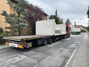 Anlieferung der Betonfertigteile des Rückhaltebeckens