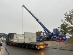 Entladen der Betonfertigteile des Rückhaltebeckens