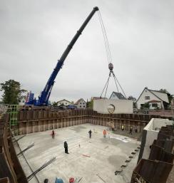 Einschwenken des ersten Betonfertigteils des Rückhaltebeckens