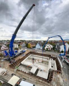 Weithin sichtbares Baugeschehen mit dem 700 t – Mobilkran