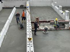 Maschinelles Glätten der Sohle des Gefällebetons in den Rückhaltekammern