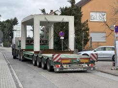 Anlieferung der Beckenoberteile auf Transportjochen