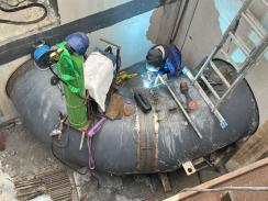 Schweißen des Stahlrohres für den Zulauf zur Kammer 1