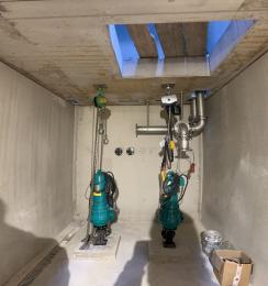 Montagearbeiten für die Entleerungspumpen im Maschinenraum