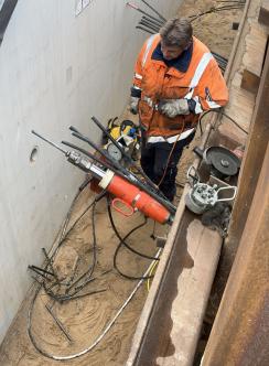 Ziehen der wiedergewinnbaren Litzenanker nach der Teilverfüllung der Baugrube