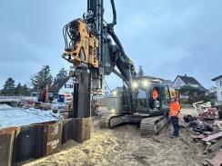Ziehen des Spundwandverbaus nach der Verfüllung der Baugrube