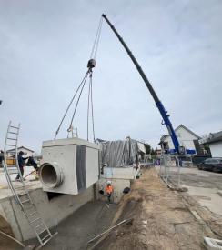 Setzen des angehängten Notüberlaufbauwerkes mit dem Anschluss für den Ablaufkanal