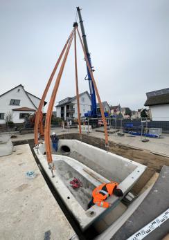 Setzen des vorgelagerten Trennbauwerkes mit den beiden Anschlüssen für die Zulaufkanäle