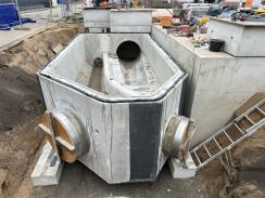 Fertig auf die Muffen der Anschlussrohre des Beckens aufgeschobenes Trennbauwerk