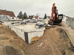 Letzte Verfüll- und Verdichtungsarbeiten mit dem Anbauverdichter