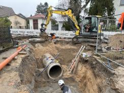Gleichzeitiger Start der Kanalverlegung für den neuen Ablaufkanal