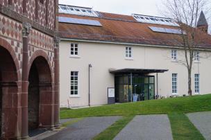 Blick von der Königshalle zum Eingang des Museumszentrums