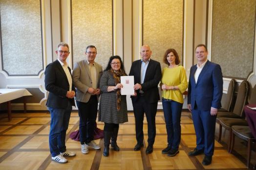 Bescheidübergabe durch Prof. Dr. Roman Poseck