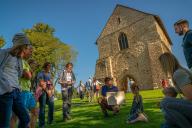 Kirchenrest mit Besuchern