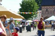 Menschen vor der Königshalle