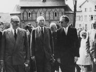 Kanzler Adenauer am Kloster